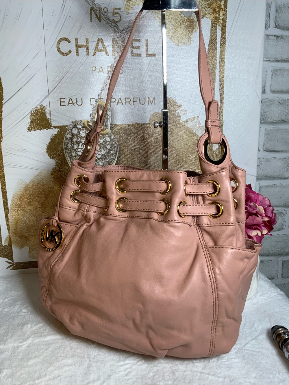 Michael Kors Blush Pink Leather Shoulder Bag with Gold Hardware - Picture 2 of 8